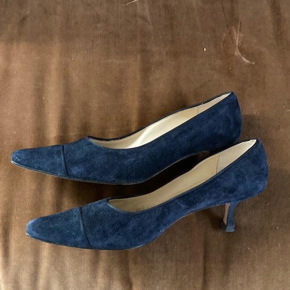 Manolo Blahnik navy blue suede pumps - Picture 2 of 3